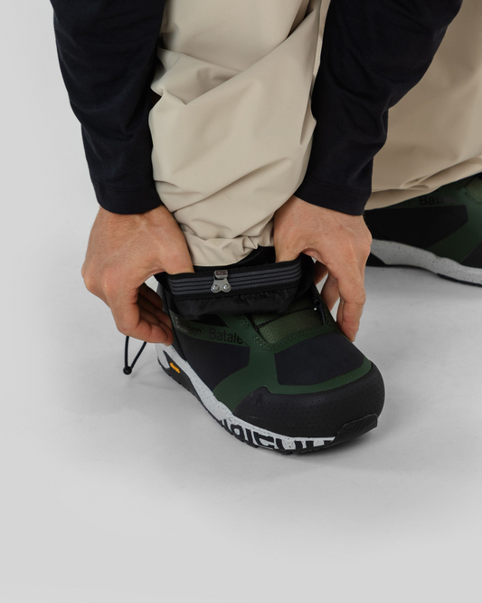 Beyond Medals Park Pants 2L Beige – snow gaiter detail