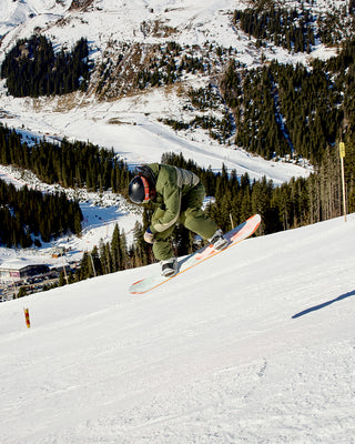 Capita Mercury 2027 Snowboard Casper Wolf ollie in hochfugen