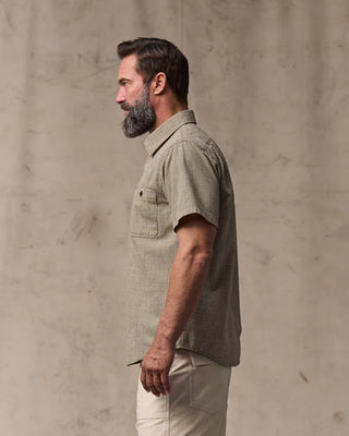 Filson Short Sleeve Chambray Shirt Coffee / Natural model side