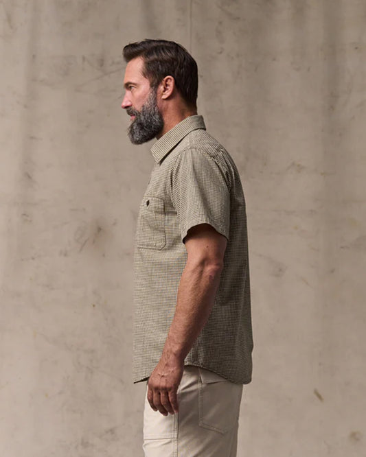 Filson Short Sleeve Chambray Shirt Coffee / Natural model side