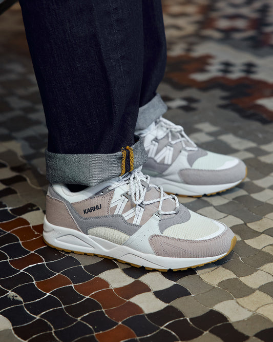 Karhu Fusion 2.0 Atmosphere / Blanc De Blanc F804201 detail 1 behind the pines in store