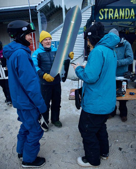 Stranda Makrill Snowboard behind the pines test