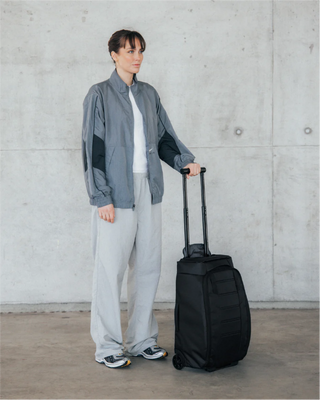 Db Hugger Roller Bag 40L Black - Carry-on Luggage