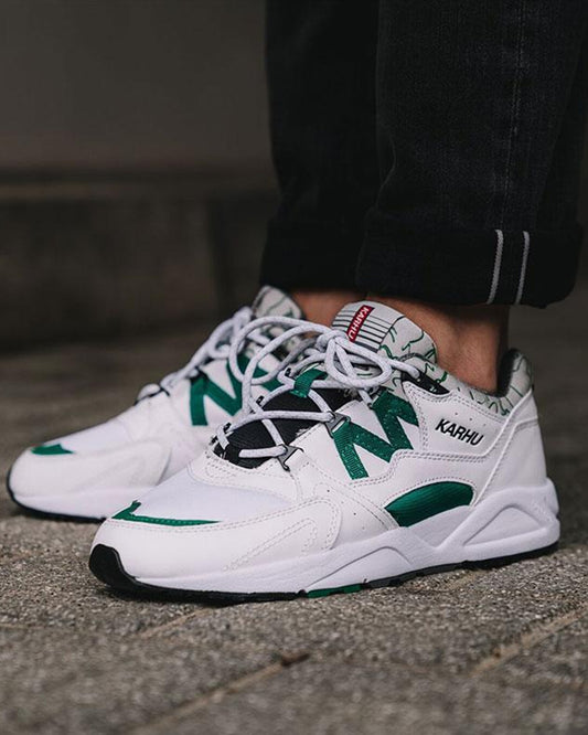 Karhu Fusion 2.0 OG White / Ultramarine Green F804034 lifestyle