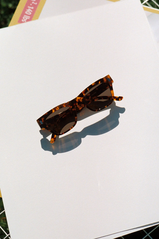 Monokel Aki Havana / Grey Solid Lens