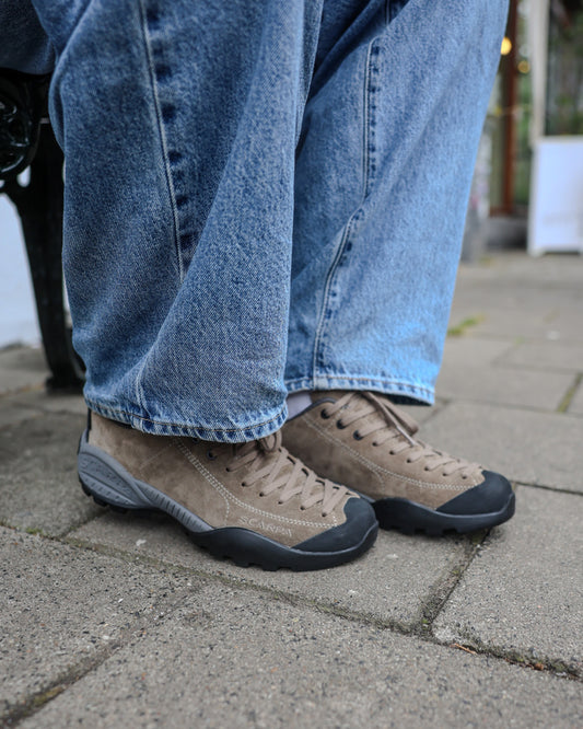 Scarpa Mojito Gore-Tex Dark Rock detail on foot 3